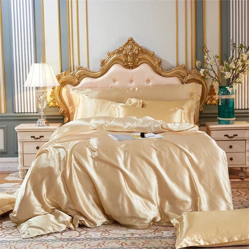 Housse de couette en satin champagne froissée sur un lit, vue de face avec taies assorties