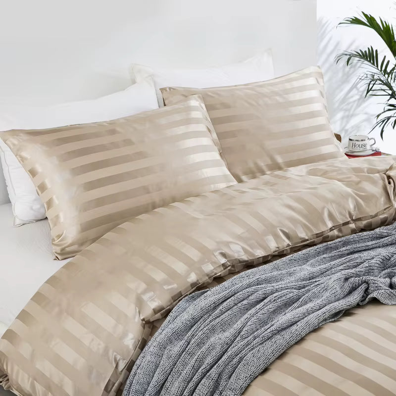 Vue rapprochée d'une housse de couette et de taies en satin beige champagne à rayures ton sur ton