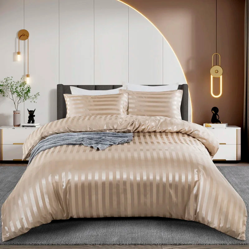 Housse de couette en satin beige champagne à rayures ton sur ton sur un lit, vue de face avec taies