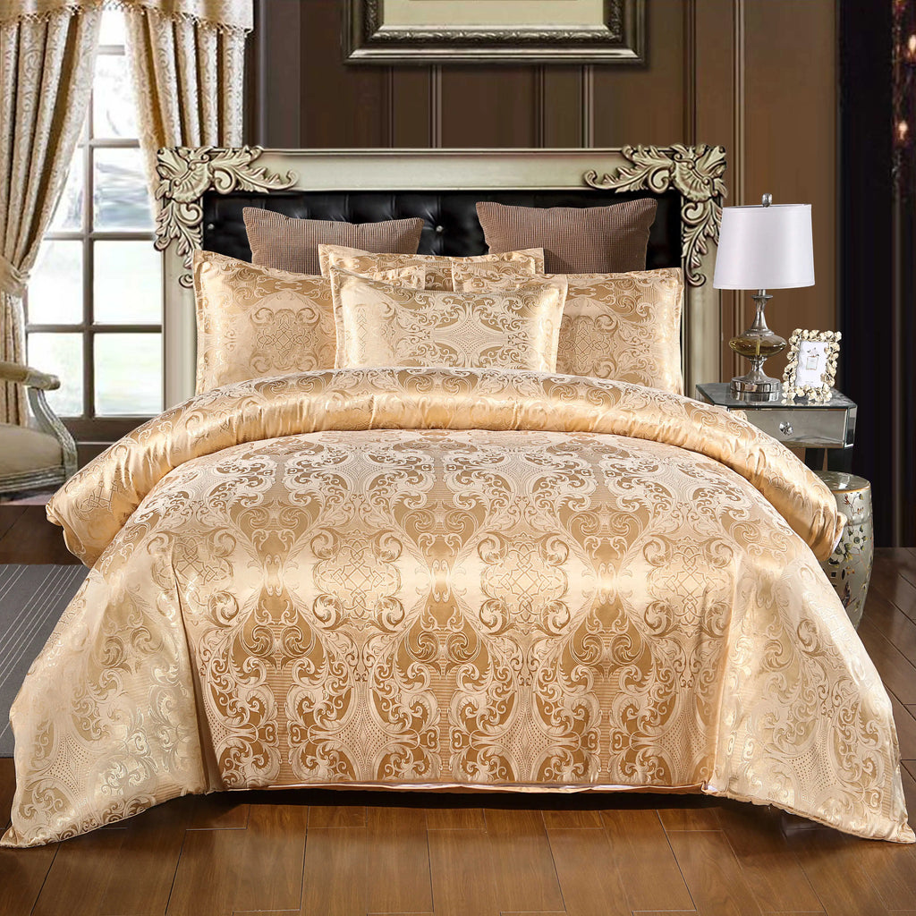 Housse de couette en satin doré à motif damassé ton sur ton sur un lit, vue de face avec taies