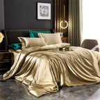 Housse de couette en satin doré clair drapée sur un lit, avec taies assorties et taies vertes