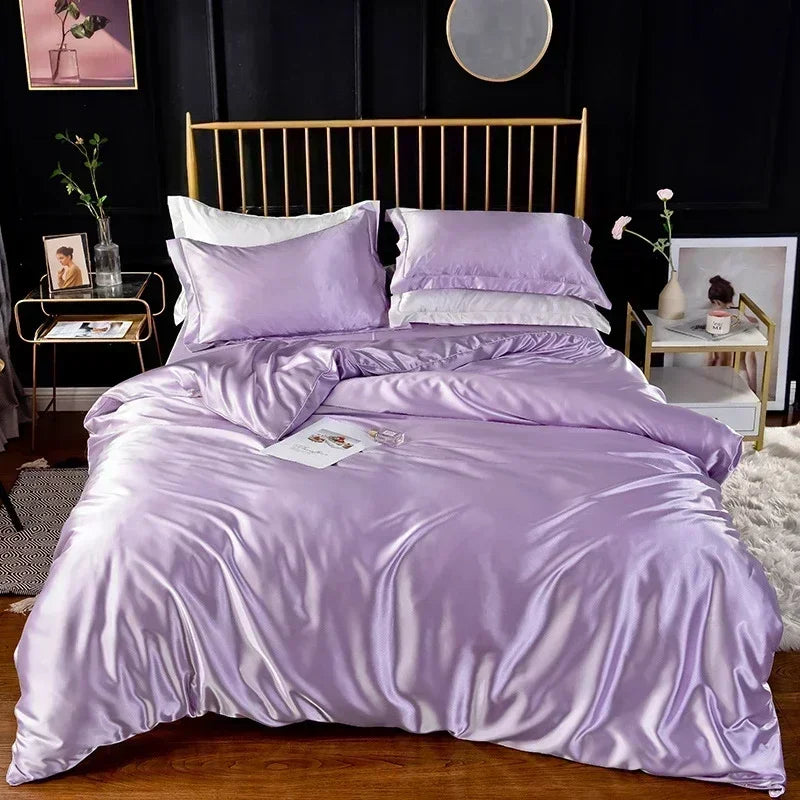 Housse de couette en satin lilas clair sur un lit, avec taies lilas et taies blanches assorties