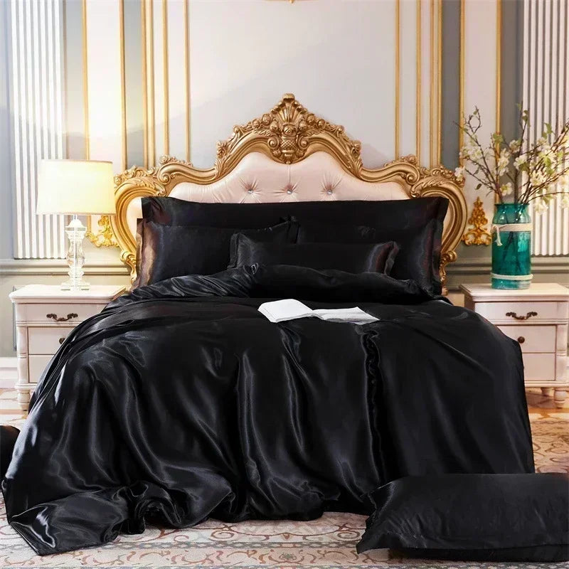 Housse de couette en satin noir drapée sur un lit, vue de face avec taies noires assorties