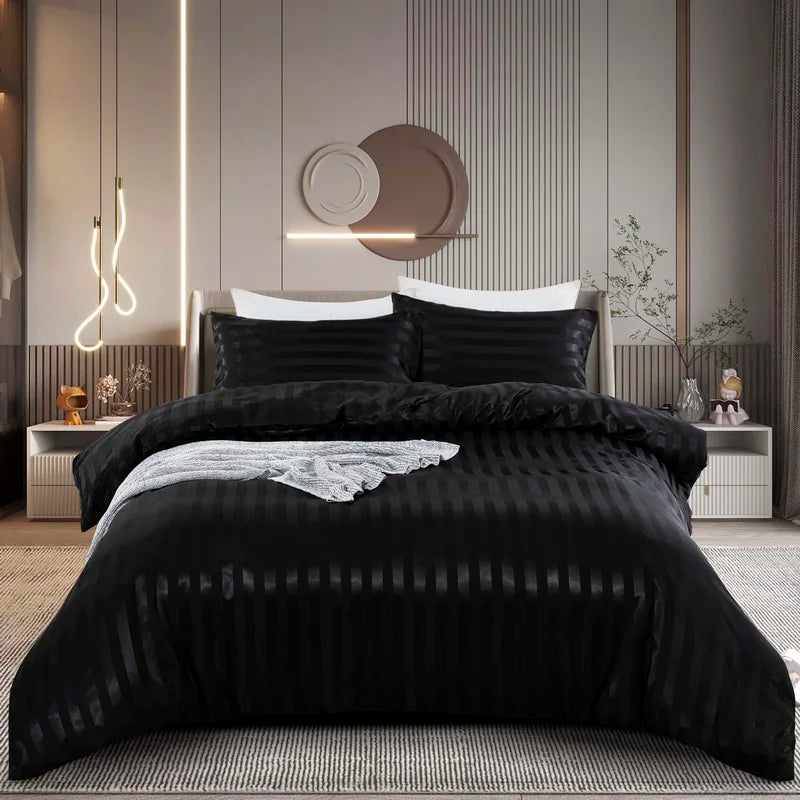 Housse de couette en satin noir à rayures ton sur ton sur un lit, vue de face avec taies assorties