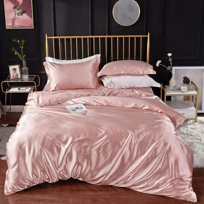 Housse de couette en satin rose poudré sur un lit, avec taies roses et taies blanches assorties
