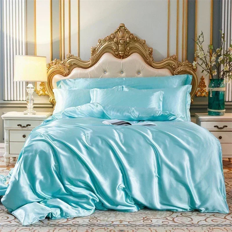 Housse de couette en satin bleu turquoise clair drapée sur un lit, vue de face avec taies assorties