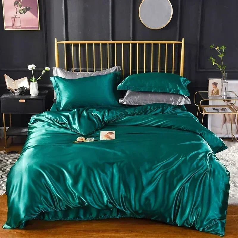 Housse de couette en satin vert émeraude sur un lit, avec taies vertes et taies grises assorties
