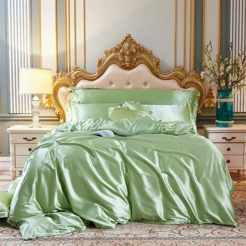 Housse de couette en satin vert pistache drapée sur un lit, vue de face avec taies assorties