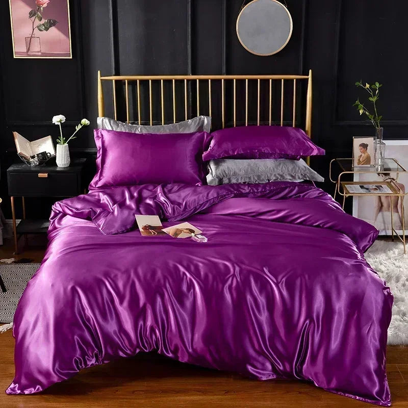 Housse de couette en satin violet intense sur un lit, avec taies violettes et taies grises assorties