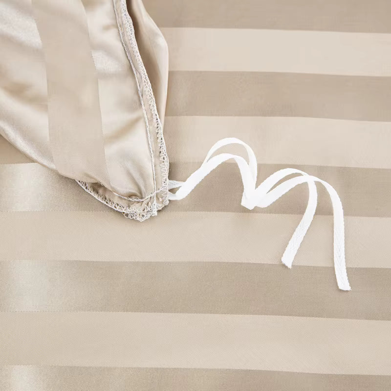 Liens d'attache blancs à l'intérieur d'une housse de couette en satin beige champagne à rayures