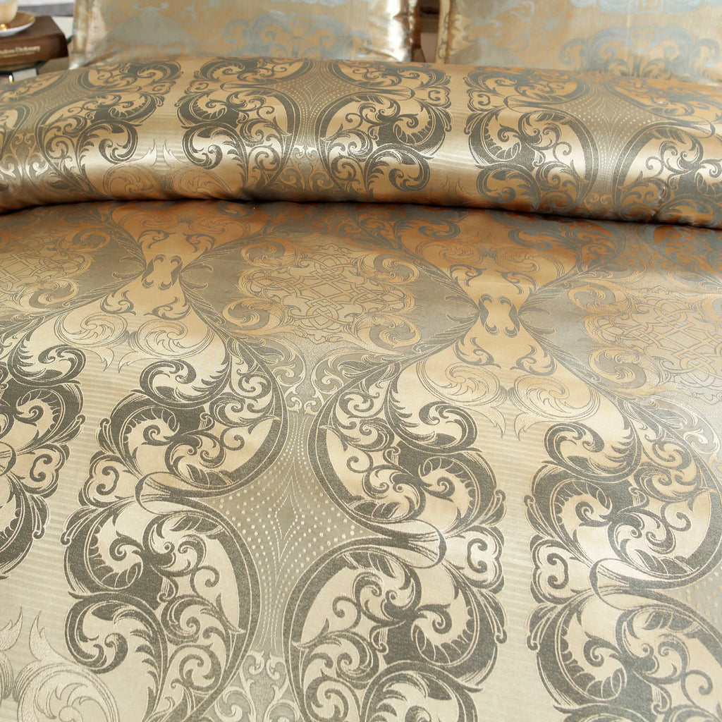 Gros plan sur le motif d'arabesques gris bleuté d'une housse de couette en satin damassé doré