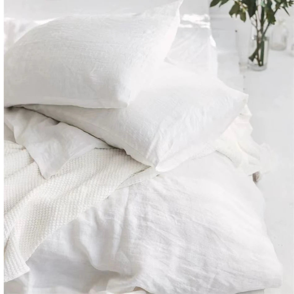 Taies d'oreiller et housse de couette en lin blanc à l'aspect froissé, vue rapprochée