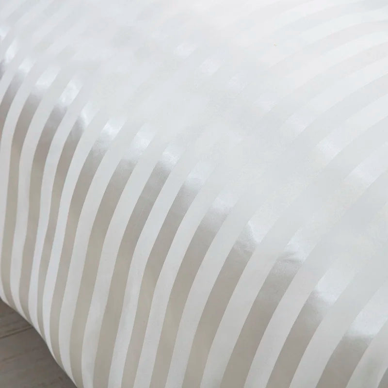 Gros plan sur les rayures brillantes et mates d'un tissu en satin blanc de housse de couette