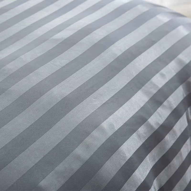 Gros plan sur les rayures brillantes et mates d'un tissu en satin gris anthracite
